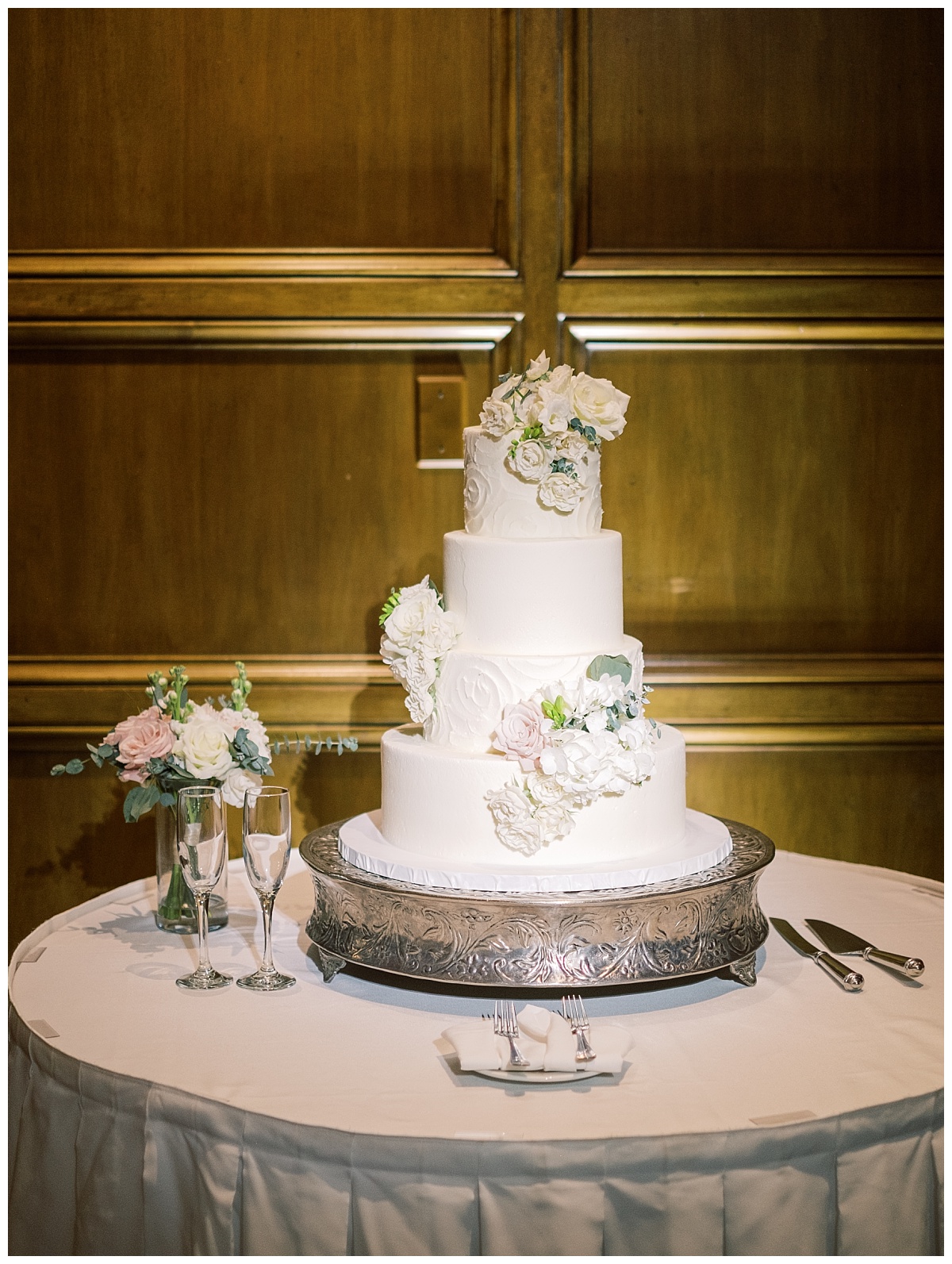 Cityplace,Dallas,eucalyptus,blush,roses,ranunculus,Allen Tsai,Holy Trinity Catholic Church,Lindsey Zamora Events,A & L FLoral Design,Texas,Wedding,Flowers,Bouquets